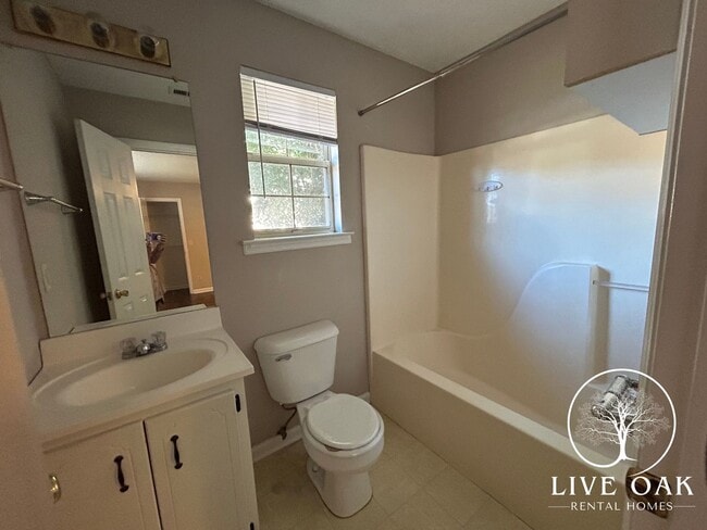 Building Photo - MOVE IN SPECIAL: $500 OFF 1ST MONTH'S RENT!**