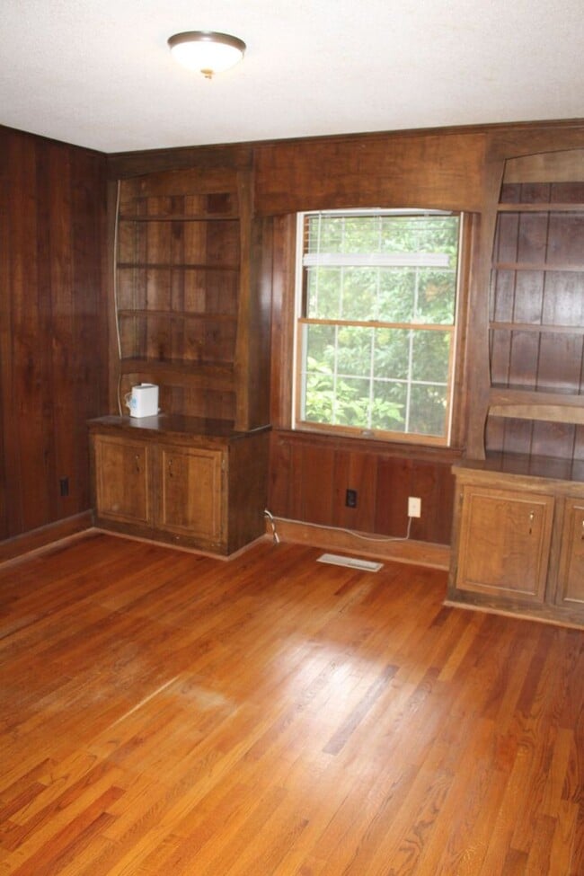 Building Photo - Spacious 4-Bedroom Home in Desirable Walnu...