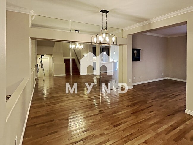 Building Photo - 5117 Renaissance Ave Unit C