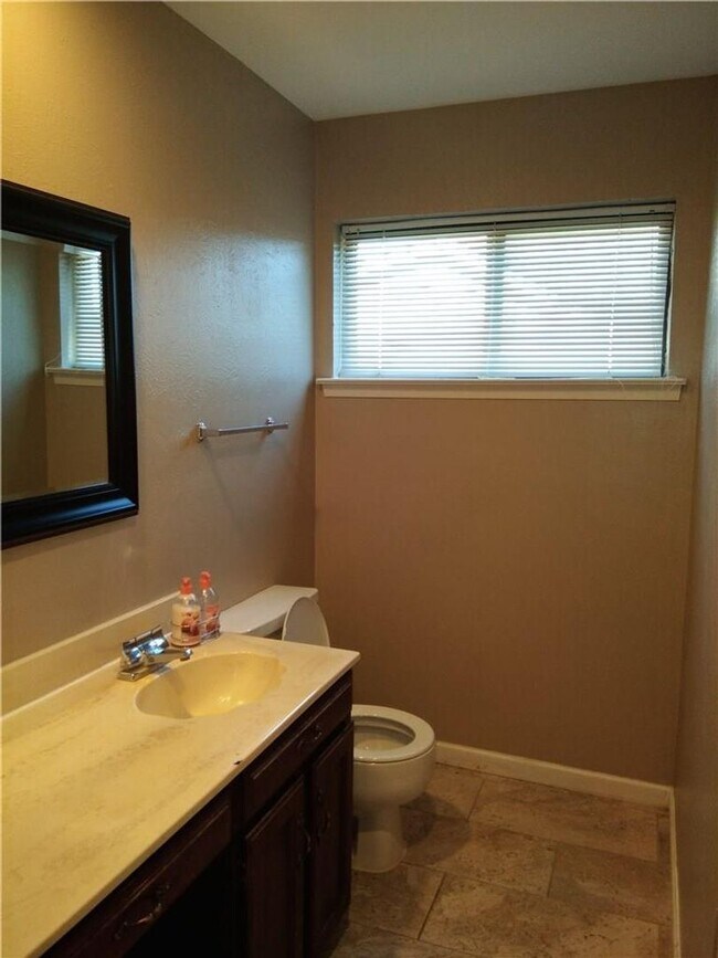 Building Photo - Cozy 3 Bed / 2 Bath Single-Family Home for...