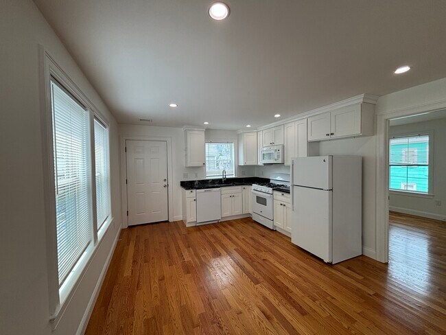 Building Photo - 160 Bow St