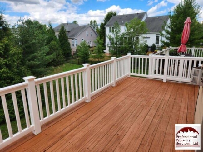 Building Photo - Luxury Townhome!