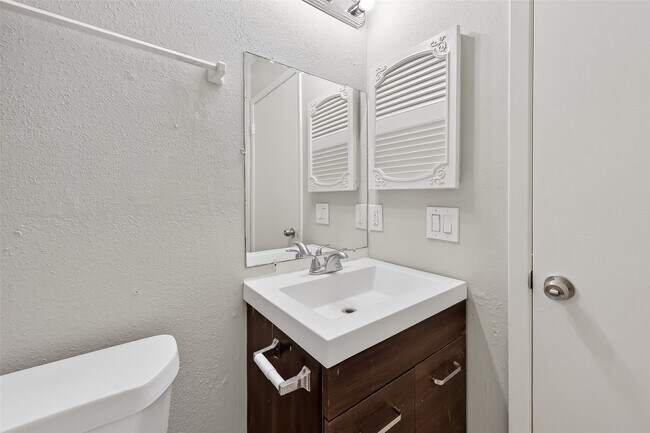 Building Photo - 8646 Maplecrest Dr