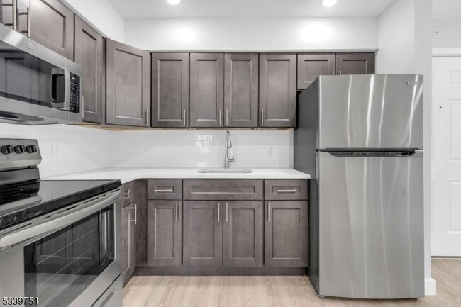 Building Photo - 557 S Broad St