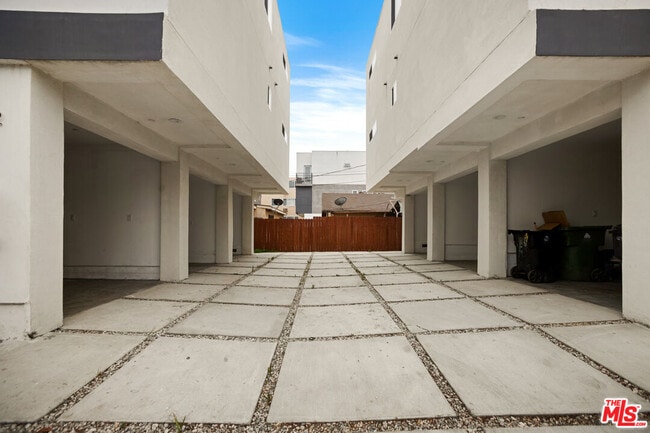 Building Photo - 4232 Rosewood Ave