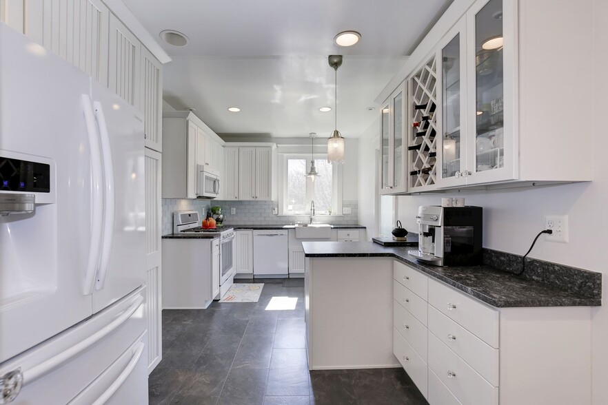 Side-by-side refrigerator with ice & water dispenser! - 4604 4th St S