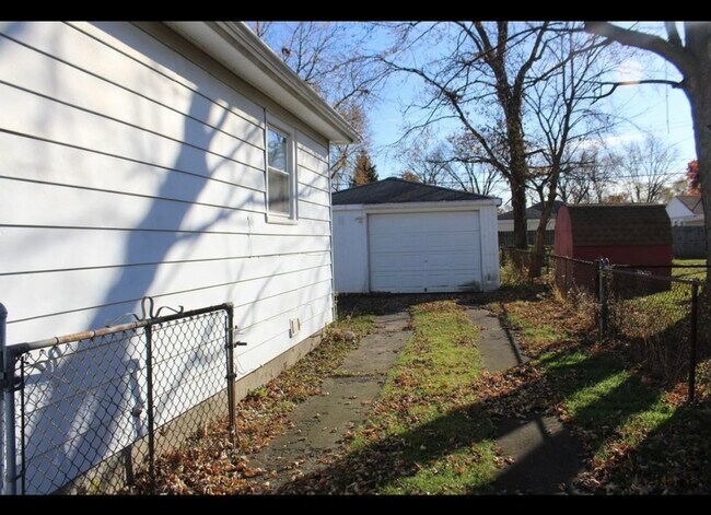 Drive way - 2716 Duluth St