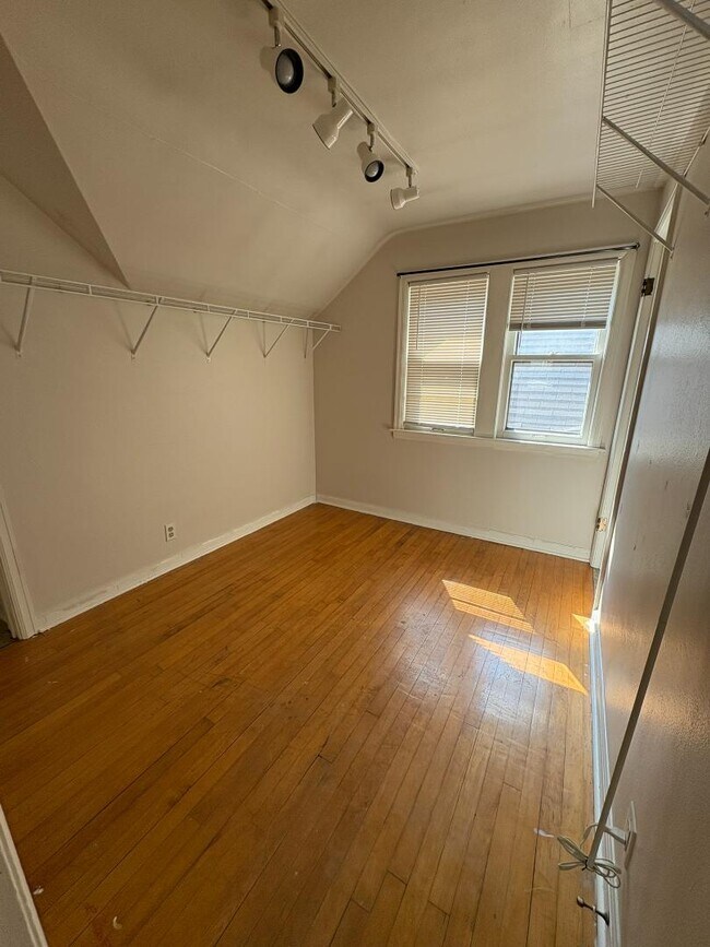 Building Photo - 2132 S 75th St