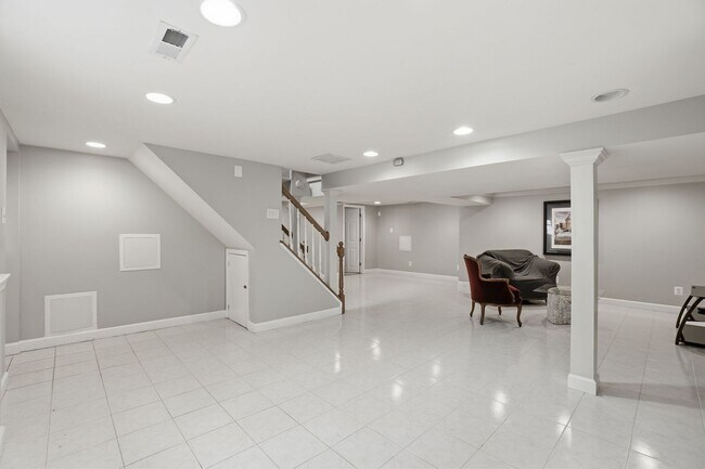 Building Photo - 7414 Jervis St