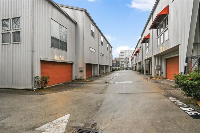 Building Photo - 920 Memorial Dr SE