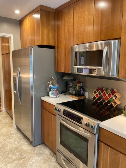 kitchen appliances - 5100 Via Dolce