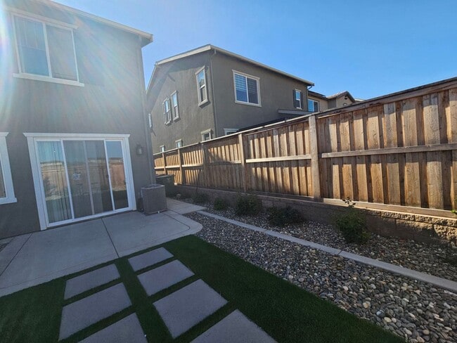 Building Photo - Newer Construction Home located in desirab...