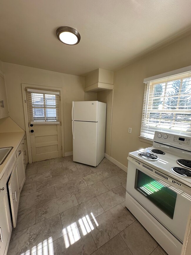 Building Photo - 2 BEDROOM, 1 BATHROOM APARTMENT NEAR ALTA ...