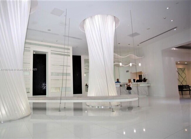 Building Photo - 350 S Miami Ave