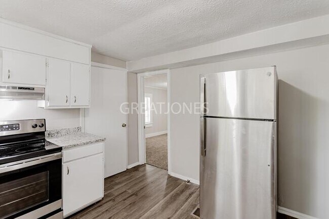 Building Photo - NOW OFFERING 1/2 MONTH FREE IF LEASE SIGNE...