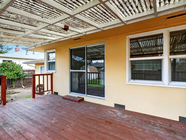 Building Photo - Single level home, convenient, charming neighborhood