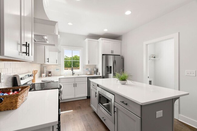 Building Photo - Designer Home near Auburn University's Campus!