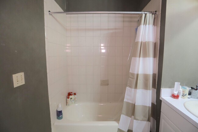 Building Photo - 915 Madison St