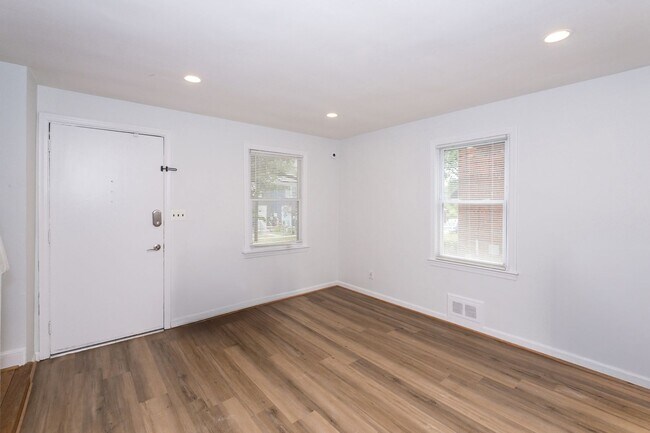 Building Photo - Spacious Starter home with full basement and parking