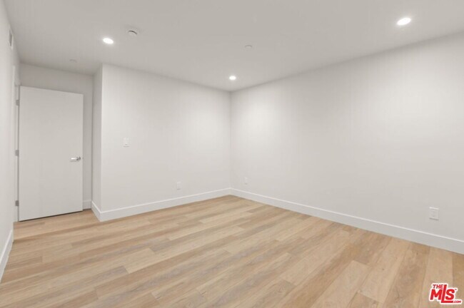 Building Photo - 1752 N Van Ness Ave