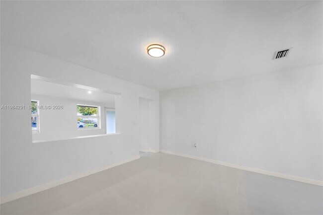 Building Photo - 27 Suffolk Ave