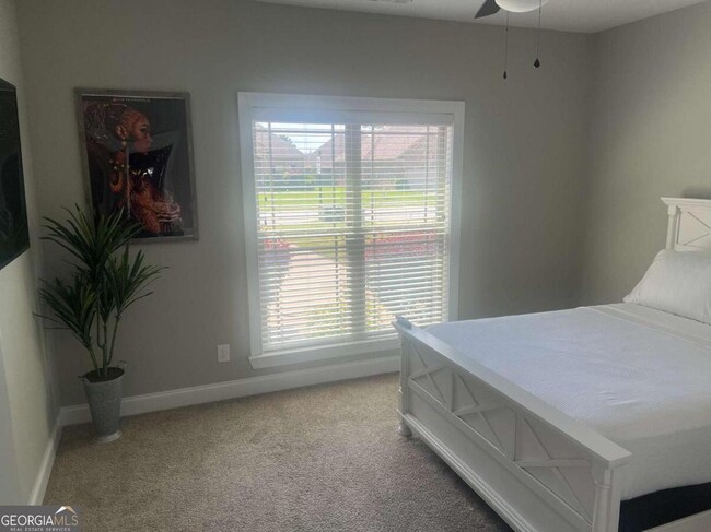 Building Photo - 100 Newport Ave