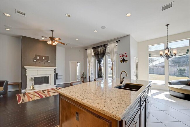 Building Photo - 5422 Linden Rose Ln