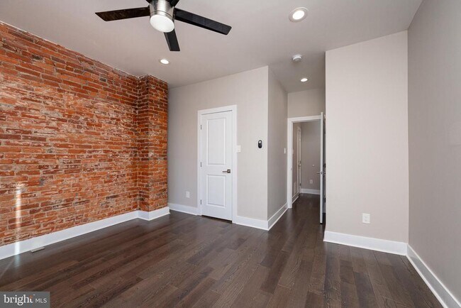 Building Photo - 1443 N Hollywood St