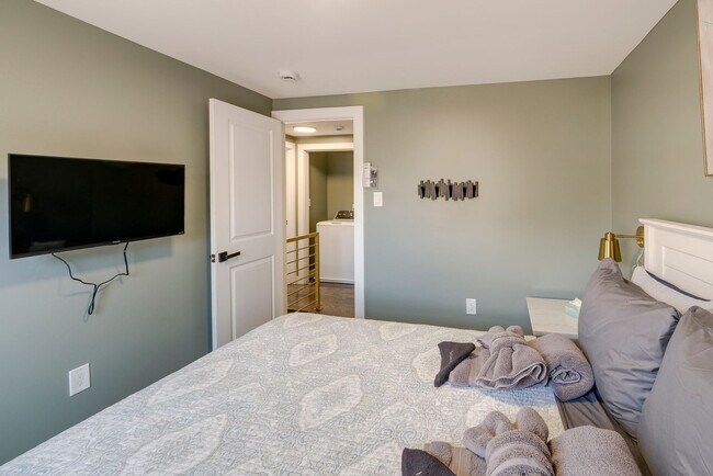 Building Photo - 500 Shelfar Pl
