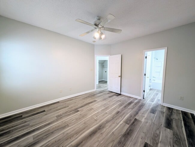 Building Photo - Move-In Ready Townhome with Downstairs Pri...
