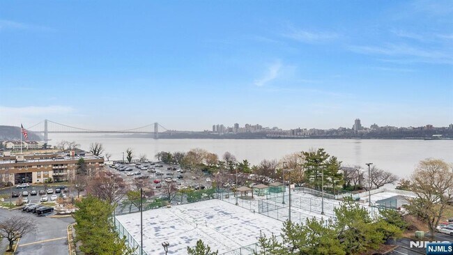 Building Photo - 1055 River 809