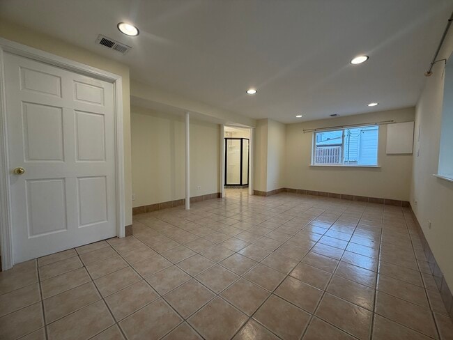 Building Photo - 3837 Emerson Dr