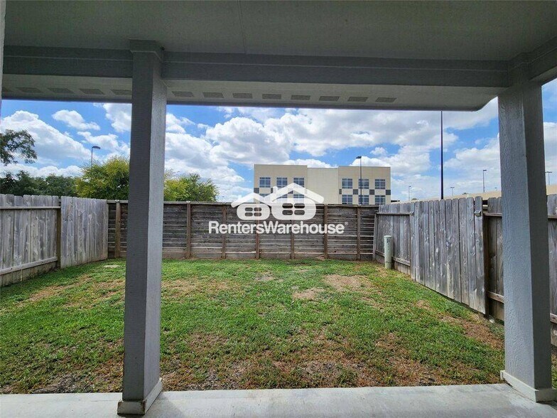 Building Photo - 1513 Lakeline Oak Dr