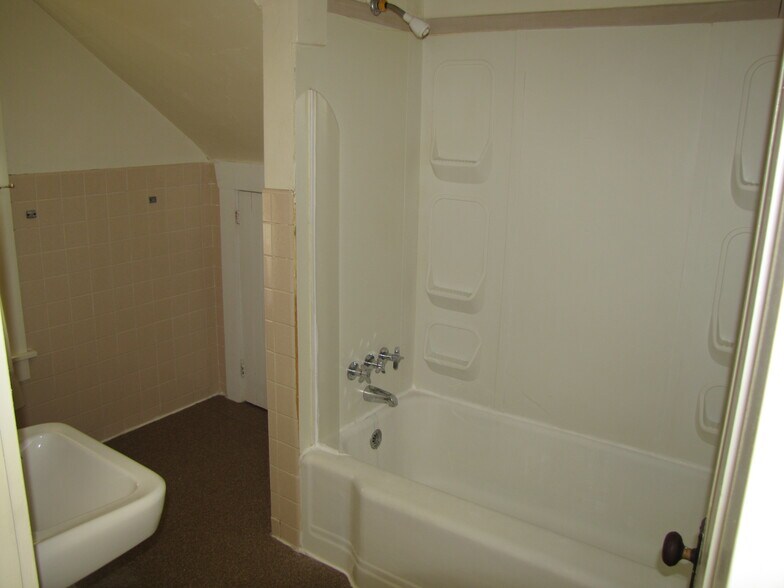 2d bath - 418 W Foster Ave