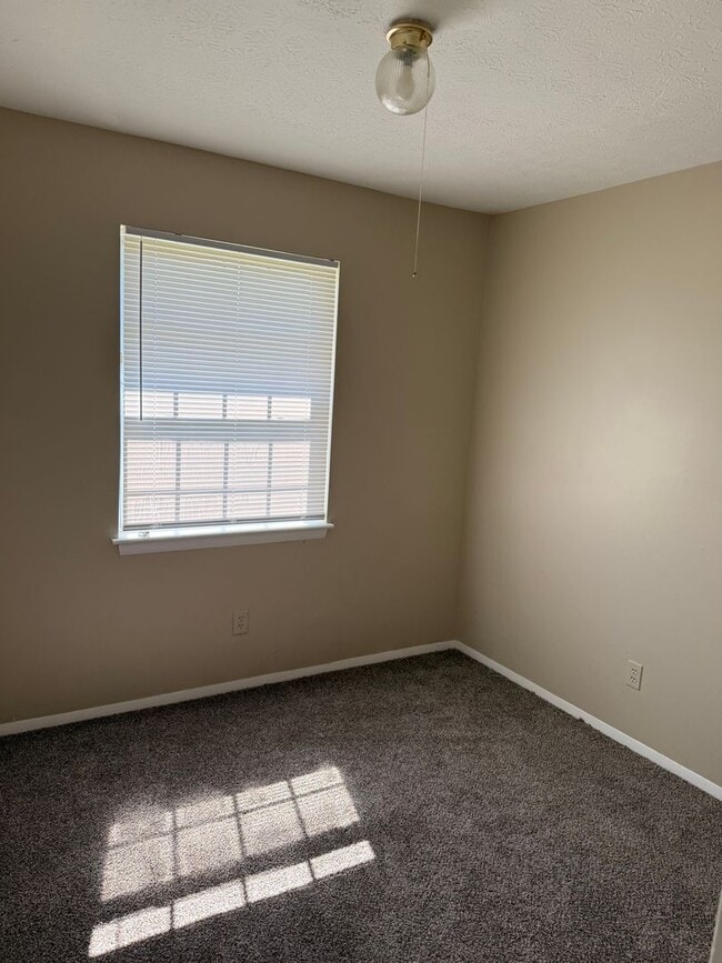 Building Photo - Hillview Area