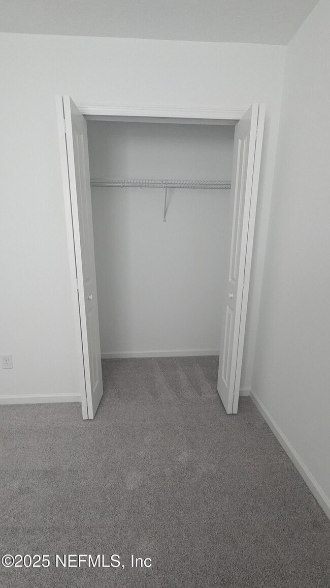 Building Photo - 550 Holly Lks Dr