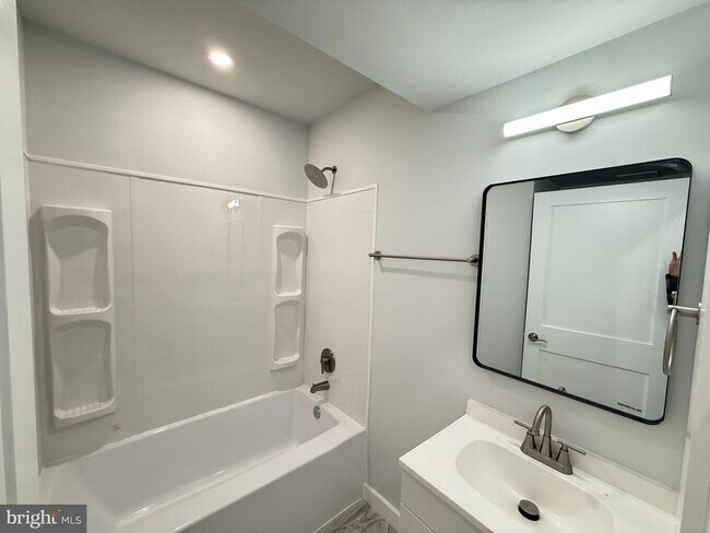 Building Photo - 1516 18th St SE