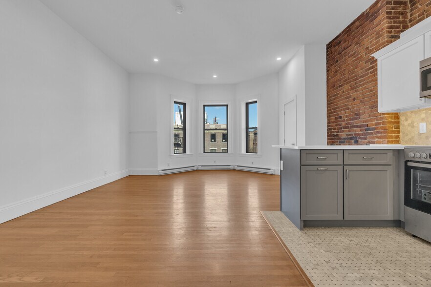 Building Photo - 389 Beacon St