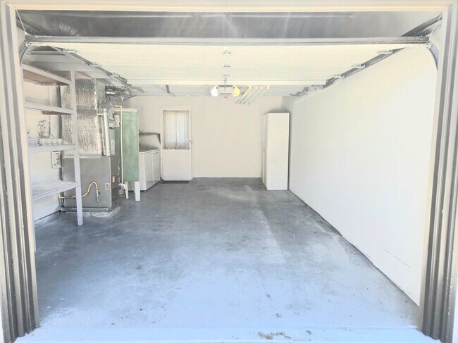 Building Photo - 910 Academy Ave