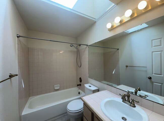 Building Photo - Charming 3-Bedroom Home in Desirable Gem H...