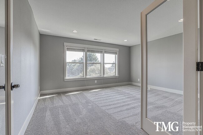 Building Photo - Large Pet Friendly 3 bed 2.5 bath home in ...