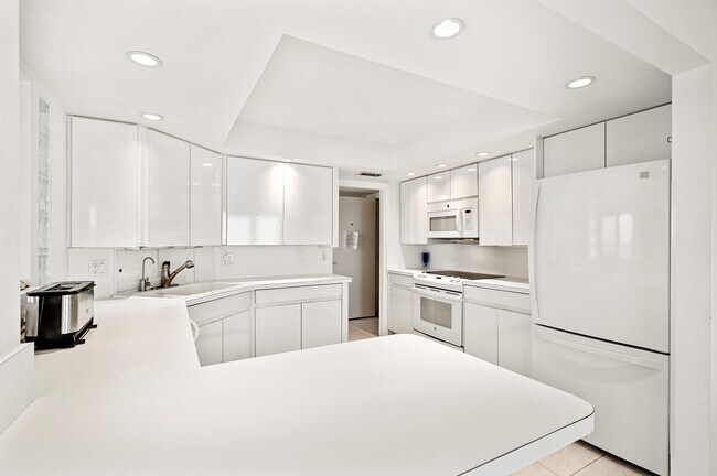 Building Photo - 2066 N Ocean Blvd