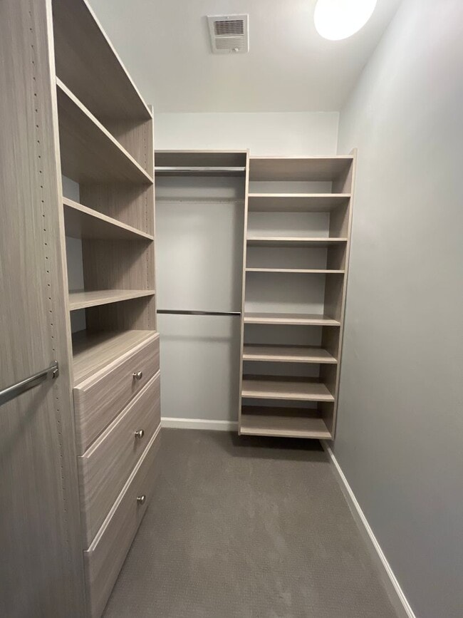 Building Photo - Spacious 3-bedroom, 2.5-bath home in South...