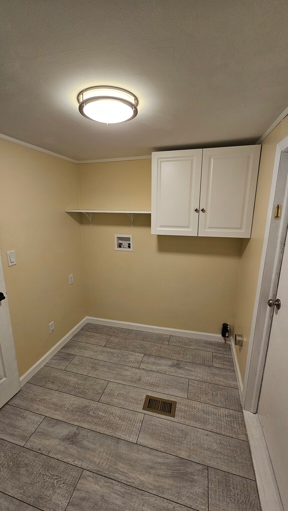 Laundry Room/RearEntry - 26592 Military Rd