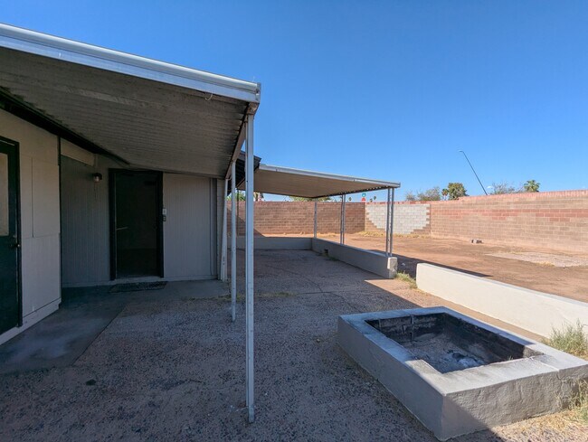 Building Photo - 563 N Santa Anna