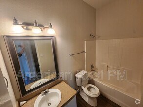 Building Photo - 2932 Oakshire St