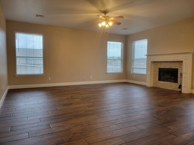 Building Photo - HUGE 4-5 BEDROOM IN HARKER HEIGHTS - OVER 2700 SQ FT