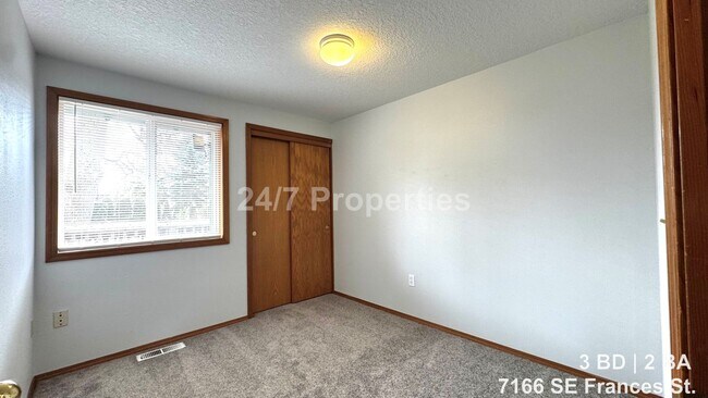 Building Photo - Updated 3BD | 2BA Home with Garage & Large Deck - Hillsboro