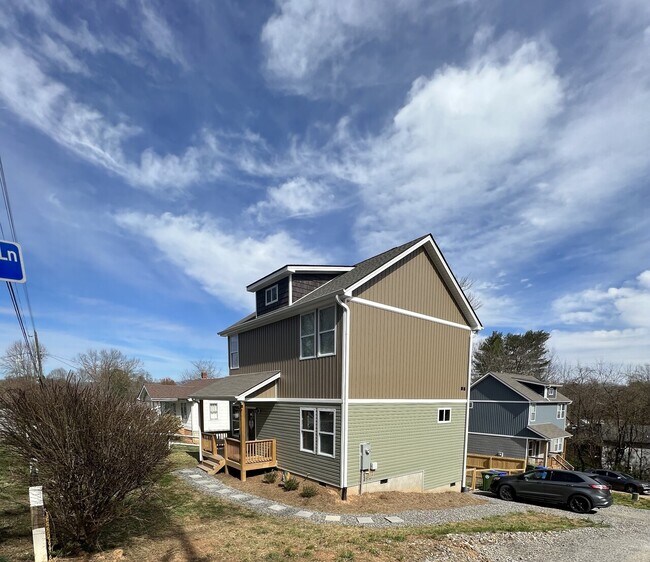 Building Photo - 106 Oscar