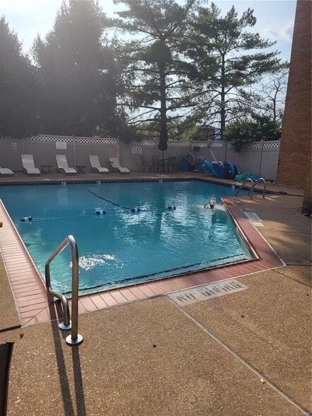 Pool - 950 E Rue de la Banque St